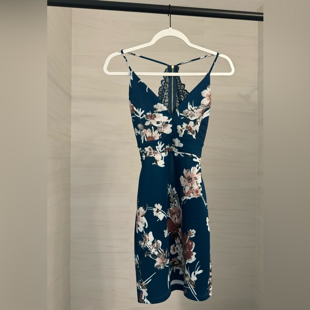 XS gorgeous blue and white floor dress with lace back